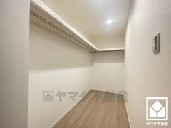 収納力豊富なウォークインクローゼット付き。お洋服はもちろん、スーツケースなどの大物、季節の荷物や趣味の道具もしっかり収納できます。