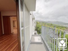 約6.4帖の洋室から出入りできる南向きのバルコニーがございます。前面に視界を遮る高い建物がなく、開放的な景色が広がります。