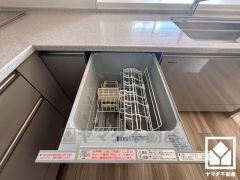 毎日の家事の負担を軽減でき、水道代の節約にもなる食器洗乾燥機付き。