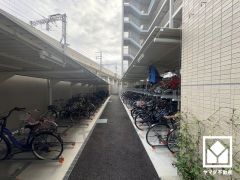 サイクルラックの設置された駐輪場を完備。スッキリ整理されて、自転車同士の接触や転倒の心配がございません。