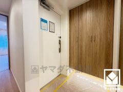 白を基調とした明るい玄関で、毎日を爽やかにスタート。広々とした開放感と清潔感あふれる空間が、訪れる人々を温かく迎えます。