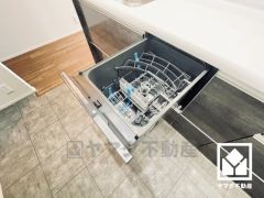 毎日の家事の負担を軽減でき、水道代の節約にもなる食器洗乾燥機付き。