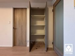 リビングにも収納があり、住空間を広々お使いいただけます。可動棚となっておりますので、用途に合わせて高さを調整していただけます。