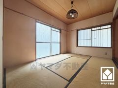 陽光がたっぷり差し込む洗練された和室。温かみのある畳のスッキリとしたデザインが、暮らしを心地よく彩ります。