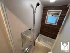 1日の疲れを癒す浴室でゆったりリフレッシュ。小窓が付いているので明るく、こもりがちな湿気もすぐ取り除くことができます。