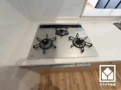 毎日の料理がもっとスムーズに。便利な3口コンロ付きキッチン。