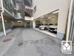 敷地内に駐車場を完備。重い荷物や雨の日の移動もスムーズで、快適なカーライフを実現。