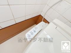 温水洗浄便座付きで、季節を問わずいつでも温かい便座をお使いいただけます。