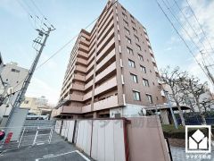 リビングには約6帖の和室が隣接しています。角に柱がないL字コーナーの引き戸で、約24.2帖の大空間として一体利用も可能です。