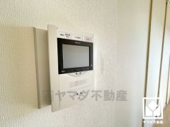 突然の来訪時でも安心なモニター付きインターホンを完備。お留守番中のお子様でも簡単に来訪者の確認ができます。