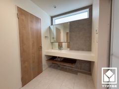 小窓付きで明るいサニタリースペース。ワイドなフルフラットカウンター付きの3面鏡の洗面台で、忙しい朝でも身支度がしやすく時短になります。お手入れもラクラクです。