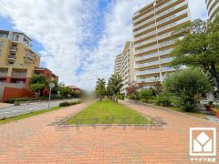 「コープ　マリナパーク」まで徒歩6分、「セブンイレブン西宮マリナパーク店」まで徒歩9分など、お買い物施設が徒歩圏内に複数あり便利な住環境です。