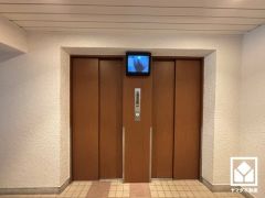 2基のエレベーターを設置し、待ち時間を短縮。快適な住まいへのアクセスをスムーズに。防犯カメラが設置されておりセキュリティにも配慮されています。