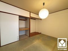 約6帖の和室です。リビングに隣接しており、一体利用も可能です。子どもの遊び場、お昼寝スペース、家族のくつろぎ空間にも。和室があると、暮らしの幅がぐんと広がる。