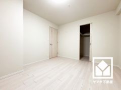 約8帖の洋室です。ウォークインクローゼット付きのお部屋で整理整頓しやすいです。