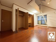 約9.6帖の洋室です。お子様のお部屋などとしても十分な広さがございます。