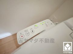 温水洗浄便座で、清潔感と快適さを両立したトイレ空間。