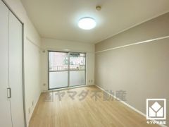 約6帖の洋室。バルコニーにつながるお部屋で、通風・陽当たり良好です。