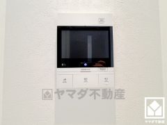 突然の来訪時でも安心なモニター付きインターホンを完備。お留守番中のお子様でも簡単に来訪者の確認ができます。