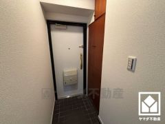 白を基調とした明るい玄関です。シューズボックス付きで、家族の靴もしっかり収納。玄関がいつも片付き、気持ちよくお客様を迎えられます。