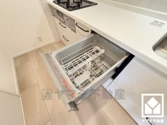 毎日の家事の負担を軽減でき、水道代の節約にもなる食器洗乾燥機付き。