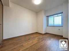 約5.5帖の洋室です。全室に窓がございます。明るい陽光がたっぷり差し込む心地よい生活空間です。