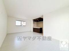 広々17.4帖のLDKが魅力。家族全員がリラックスできる、ゆったりとした快適リビングで温かい団らんの時間を。