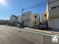 徒歩5分圏内に買い物施設が複数揃う、生活便利な環境です。