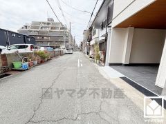 前面道路幅員約6.0mとゆったりとした広さがあるのでファミリーカー等の車の出入りも楽にできます。