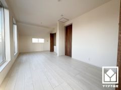 全居室2面採光以上。明るい陽光がたっぷり差し込む心地よい生活空間です。間仕切り壁設置後も、各室2面採光・クローゼット付きの過ごしやすいお部屋となります。