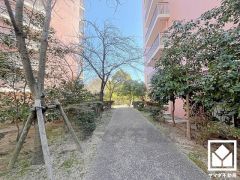 敷地内は木々が多く植えられていて、四季の移り変わりが感じられる緑豊かな景観です。