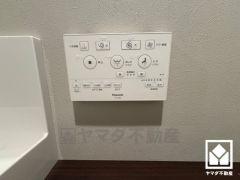 温水洗浄便座付きで、季節を問わずいつでも温かい便座をお使いいただけます。