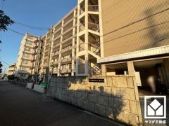 陽光に映える美しい外観。街並みに馴染みながらも、ひときわ目を引く存在感。