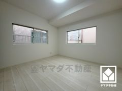 約8帖の2階洋室です。全居室2面採光以上。明るい陽光がたっぷり差し込む心地よい生活空間です。