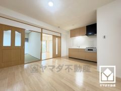 心地よい空間が広がるリビングで、家族みんなが快適に過ごせる時間を提供。