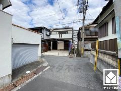 前面はT字道路で抜けており、開放感があります。風通しが良く、南向きで陽当たりも良い立地です。