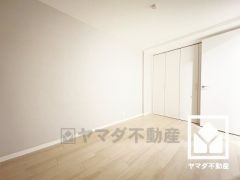 大きなクローゼット付きの洋室で整理整頓しやすいです。全居室フローリングでお掃除もラクラクです。