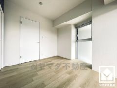 大きな窓からは明るい光が降り注ぎます。柔らかな光が差し込むお部屋で、快適で落ち着いた生活をお送りいただけます。