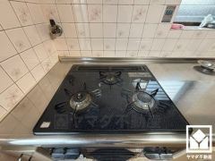 毎日の料理がもっとスムーズに。便利な3口コンロ付きキッチン。