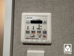 浴室暖房乾燥機付き。真冬の寒い浴室を暖かく、また雨の日の洗濯物の乾燥にと多用途に活躍する機能です。