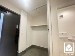 玄関にはシューズボックスを完備。家族の靴もしっかり収納できるので、玄関がいつも片付き、気持ちよくお客様を迎えられます。お出かけの前のチェックにも便利な鏡付きです。