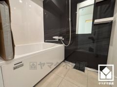 1日の疲れを癒す浴室でゆったりリフレッシュ。清潔感あふれる空間で、毎日のバスタイムをより快適に。