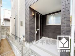 家族との時間も、自分だけの時間も心地よく過ごせる。シンプルで飽きのこない設計が、暮らしに余白をもたらします。この住宅は、日々の暮らしをそっと支えてくれます。