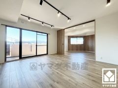 自然光を取り込む、開放感あふれる暮らし。隅々まで光が降り注ぎ、明るく心地の良い空間。隣接する約7.2帖の洋室と一体利用も可能です。