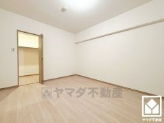 ウォークインクローゼット付きの洋室としてもお使いいただけます。納戸を含め全室6帖以上のゆとりある居住空間?で、広々お使いいただけます。