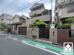 落ち着いた色合いと直線的な美しさが調和した外観。 家族との時間も、自分だけの時間も心地よく過ごせる、 そんな“暮らしの質”にこだわった一邸です。