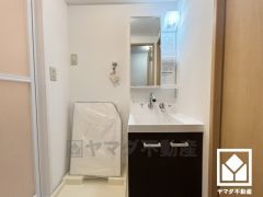 収納付きでスッキリお使い頂ける洗面台です。室内洗濯機置場もございますので、天候に左右されず洗濯していただけます。