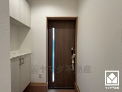 ドアの窓から光が差し込み、外出時にも帰宅時にも、明るい気持ちになれる玄関です。