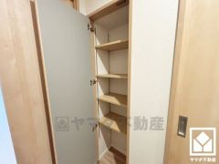 廊下や洗濯機置場上にも収納スペースがあり、住空間を広々お使いいただけます。棚も多く、整理整頓がしやすい設計になっています。