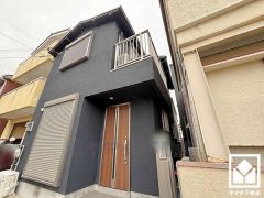 JR東海道本線「立花」駅まで徒歩約7分、阪神電鉄本線「尼崎センタープール前」駅まで徒歩約24分、阪神電鉄武庫川線「武庫川」駅まで徒歩約29分の立地。